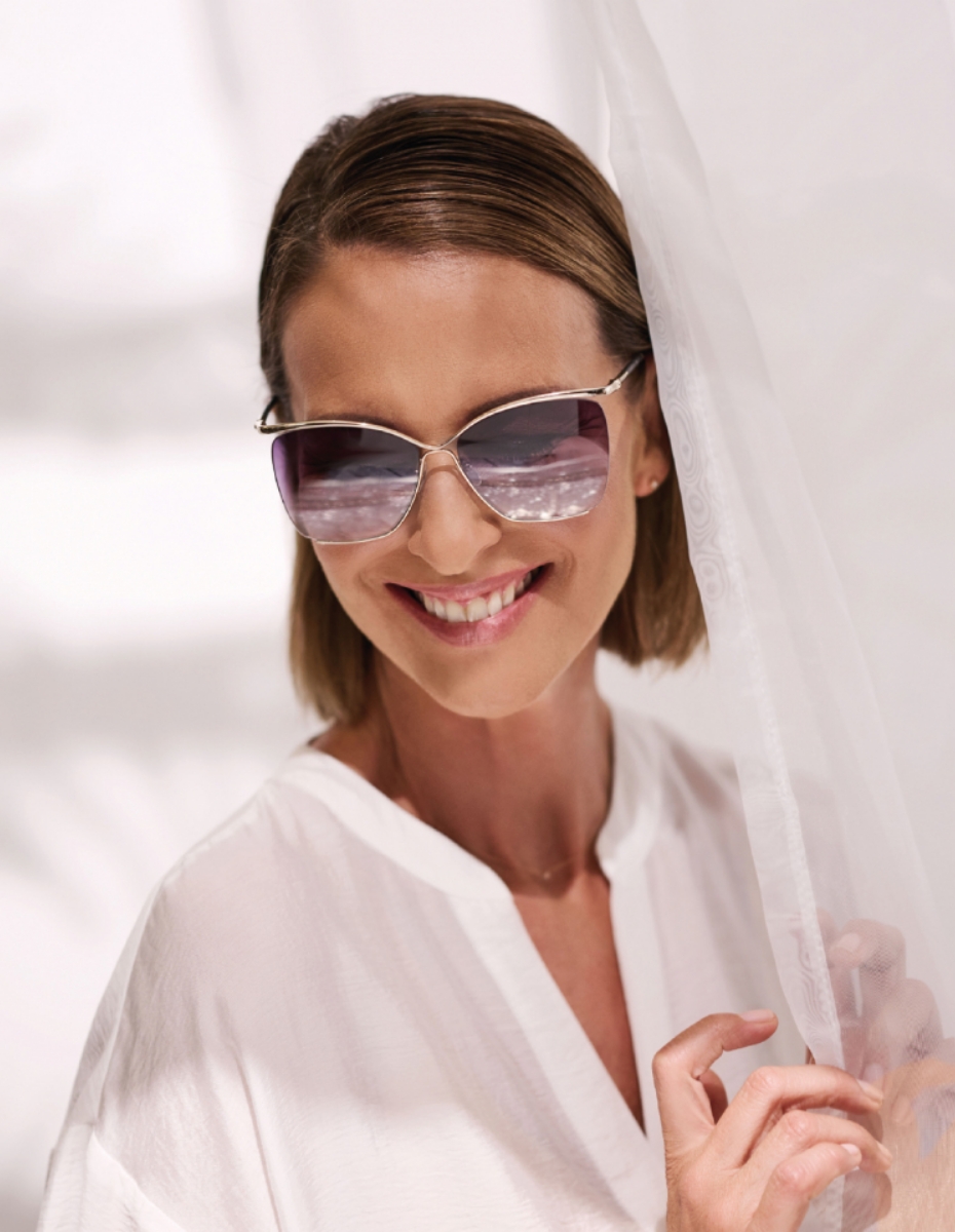 Frau mit Sonnenbrille.